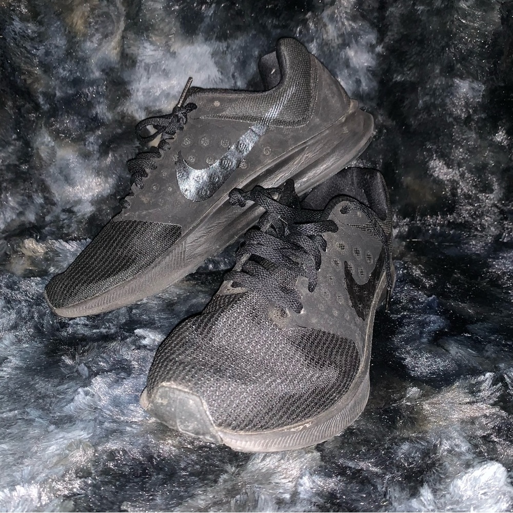 NEW, NEVER WORN NIKE SHOES!!